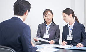 学習予定表の見直しを行う講師と生徒