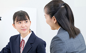 志望校対策の相談を行う講師と生徒