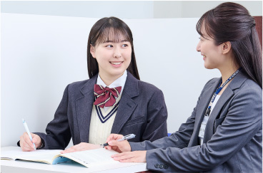 先生と生徒が勉強している写真