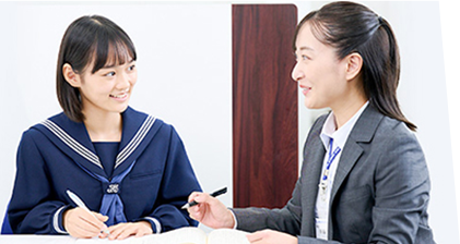 先生が生徒に教えている画像